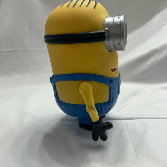 Universal Studios/ Thinkway Toys 8" DM-2 Minion Dave Electronic Figure - Picture 4 of 8
